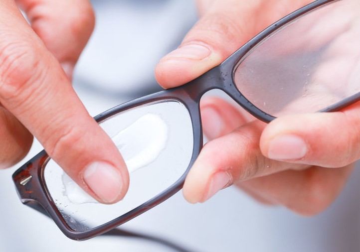 Moment Cafe lucky Enlever les rayures de vos lunettes | Centre Optique | EasyLunettes